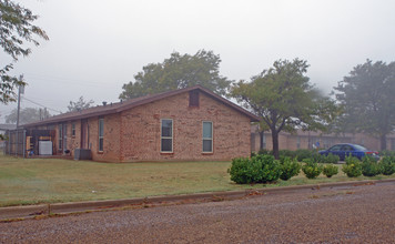 610 S Emerald Ave in Crosbyton, TX - Foto de edificio - Building Photo