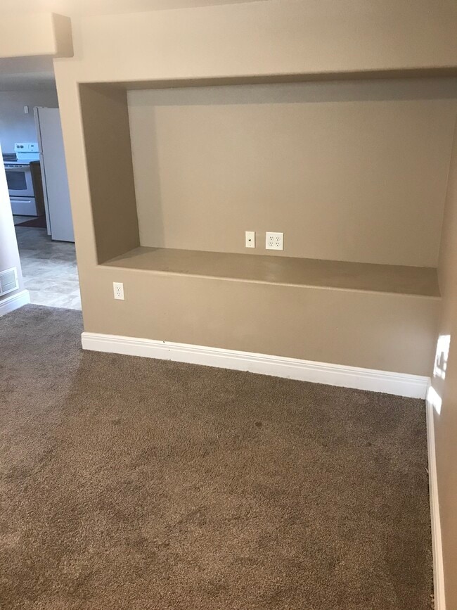 128 W Chestnut St, Unit Basement apartment in Junction City, KS - Building Photo - Building Photo