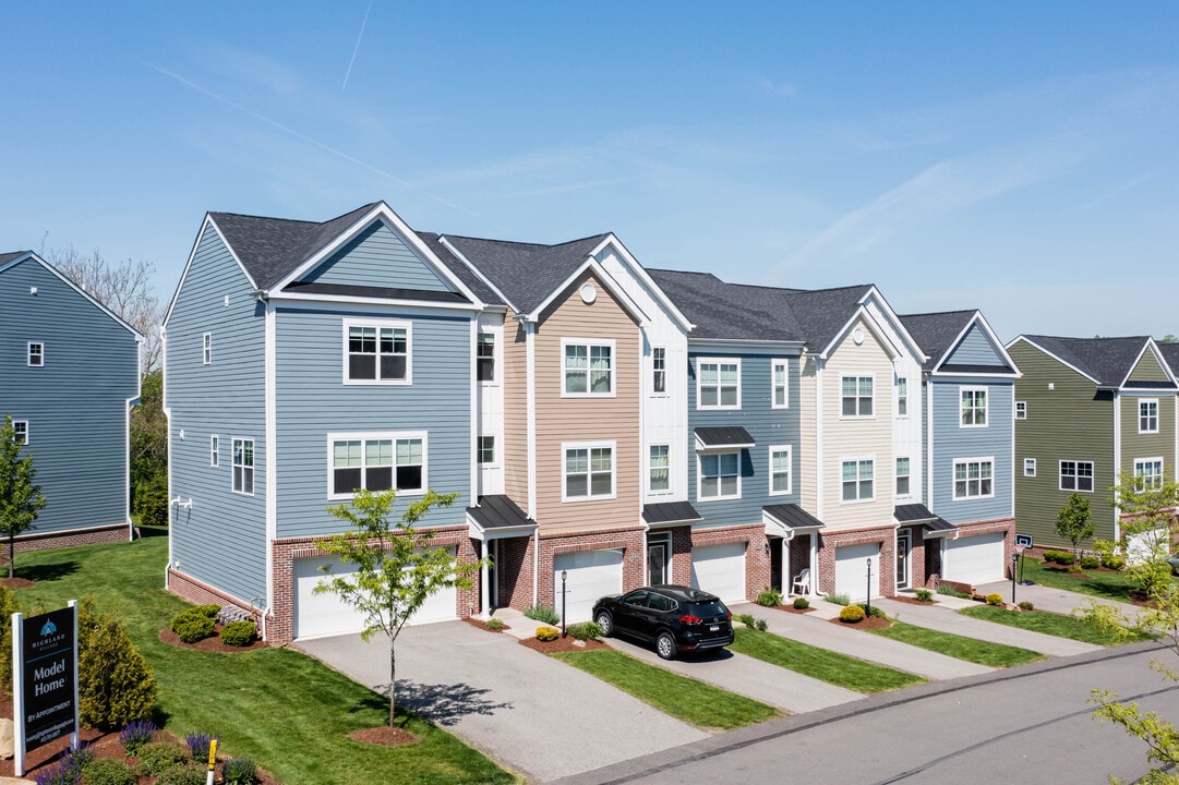 Highland Village in Pittsburgh, PA - Building Photo