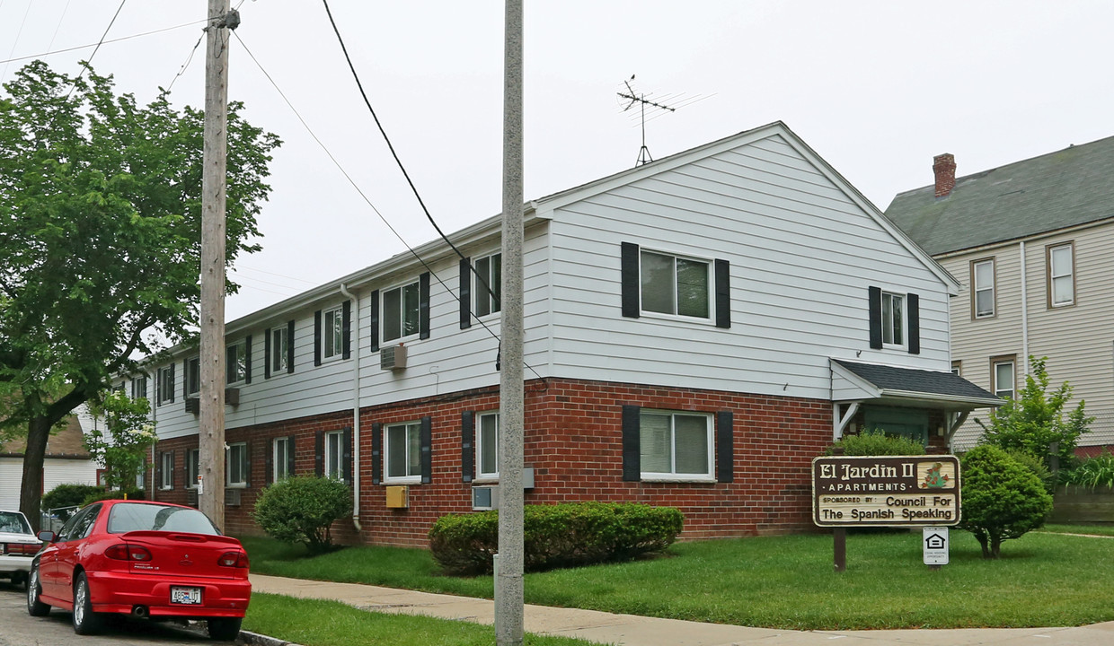 El Jardin II Apartments in Milwaukee, WI - Building Photo