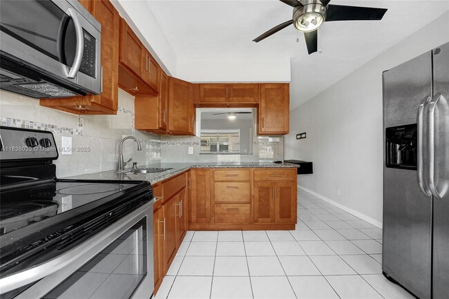 7401 Pines Blvd in Pembroke Pines, FL - Building Photo - Building Photo