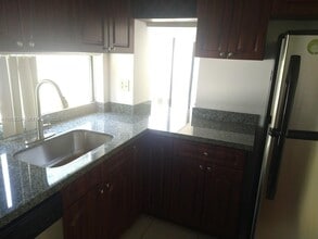 17021 N Bay Rd in Sunny Isles Beach, FL - Foto de edificio - Building Photo