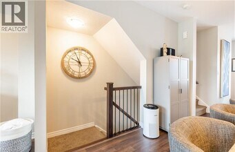 15 Pierre Trudeau Ln in Grimsby, ON - Building Photo - Building Photo