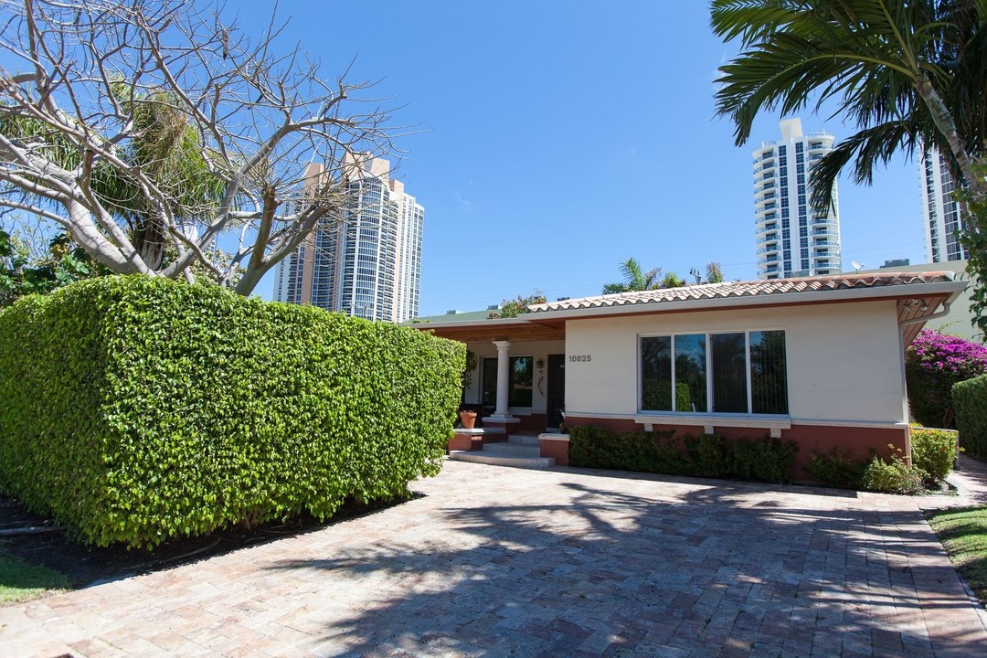 18625 Atlantic Blvd in Sunny Isles Beach, FL - Foto de edificio