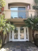 5716 Whitsett Ave in Los Angeles, CA - Building Photo