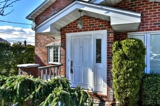 411 10th St in Palisades Park, NJ - Building Photo - Building Photo