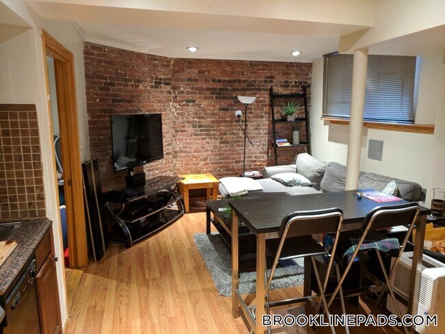 1689 Beacon St in Brookline, MA - Building Photo - Building Photo