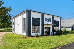 923 W Dallas Ave in Cooper, TX - Building Photo