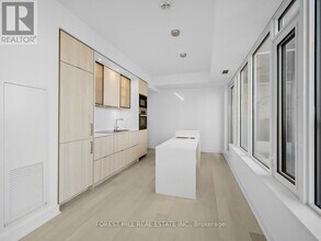 11 Yorkville Ave in Toronto, ON - Building Photo - Building Photo