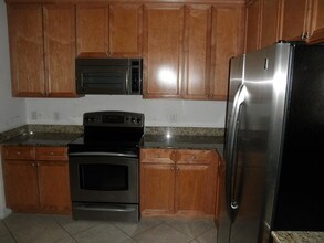 477 Pacific Grove Dr-Unit -1 in West Palm Beach, FL - Foto de edificio - Building Photo