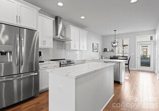 2310 Elizabeth Ml Pl in Charlotte, NC - Building Photo - Building Photo