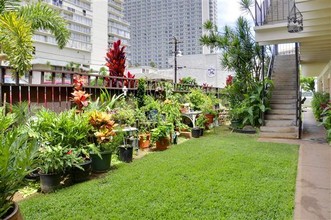 Hale Kahakai Apartments in Honolulu, HI - Building Photo - Building Photo