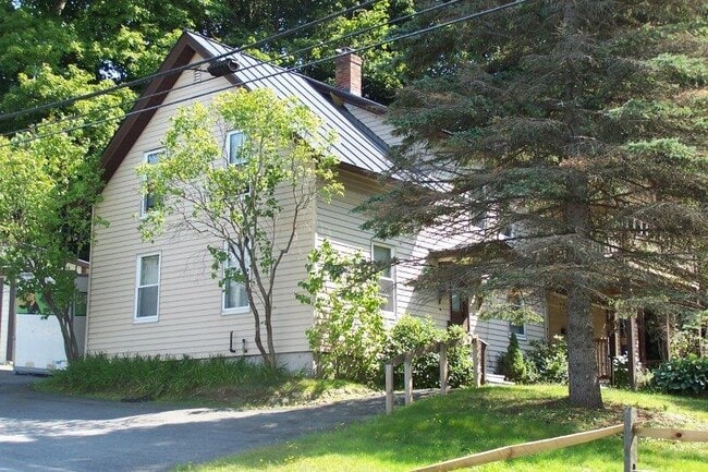8 Prospect Street, Unit Apt B (2nd floor)