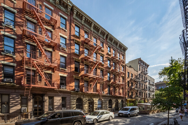 22-26 Cornelia St in New York, NY - Foto de edificio - Building Photo