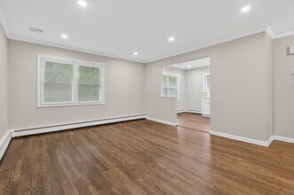 39 Yennicock Ave in Port Washington, NY - Building Photo - Building Photo