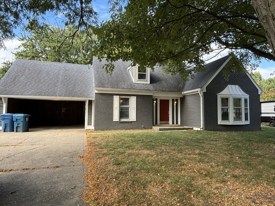 8326 Christiana Ln in Indianapolis, IN - Building Photo