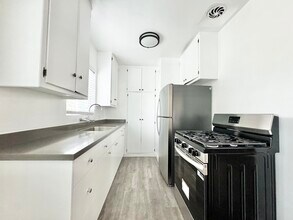 1010 N Orange Grove Ave in West Hollywood, CA - Building Photo - Building Photo