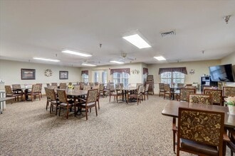 Lexington Village Senior Apartments in Greenfield, WI - Foto de edificio - Building Photo