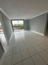 7040 SW 24th St in Miami, FL - Building Photo - Building Photo