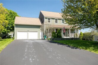 66 McCorrie Ln in Portsmouth, RI - Building Photo - Building Photo