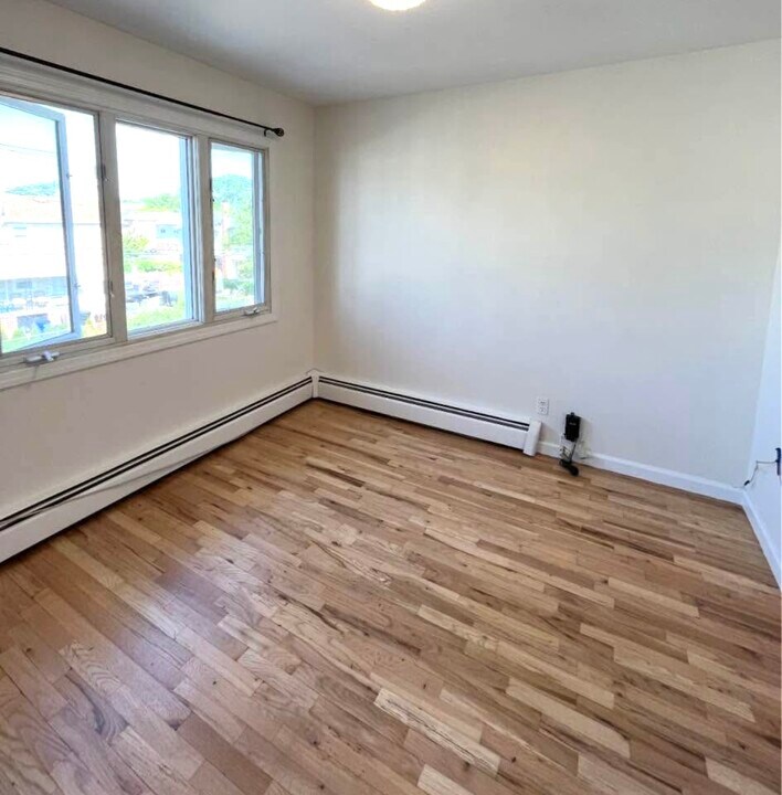 1521 209th St in Bayside, NY - Building Photo