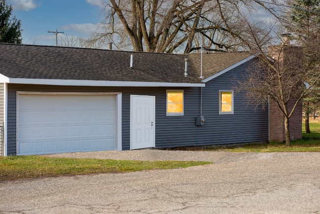 351 W Center St in Sanford, MI - Foto de edificio - Building Photo