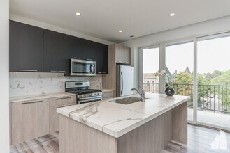 2534 W Fullerton Ave, Unit 503 in Chicago, IL - Building Photo - Building Photo