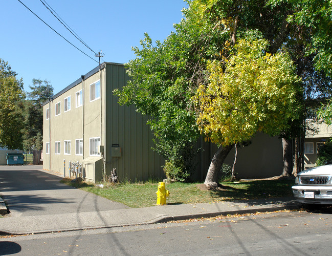 1313 Leafwood Dr in Novato, CA - Foto de edificio - Building Photo