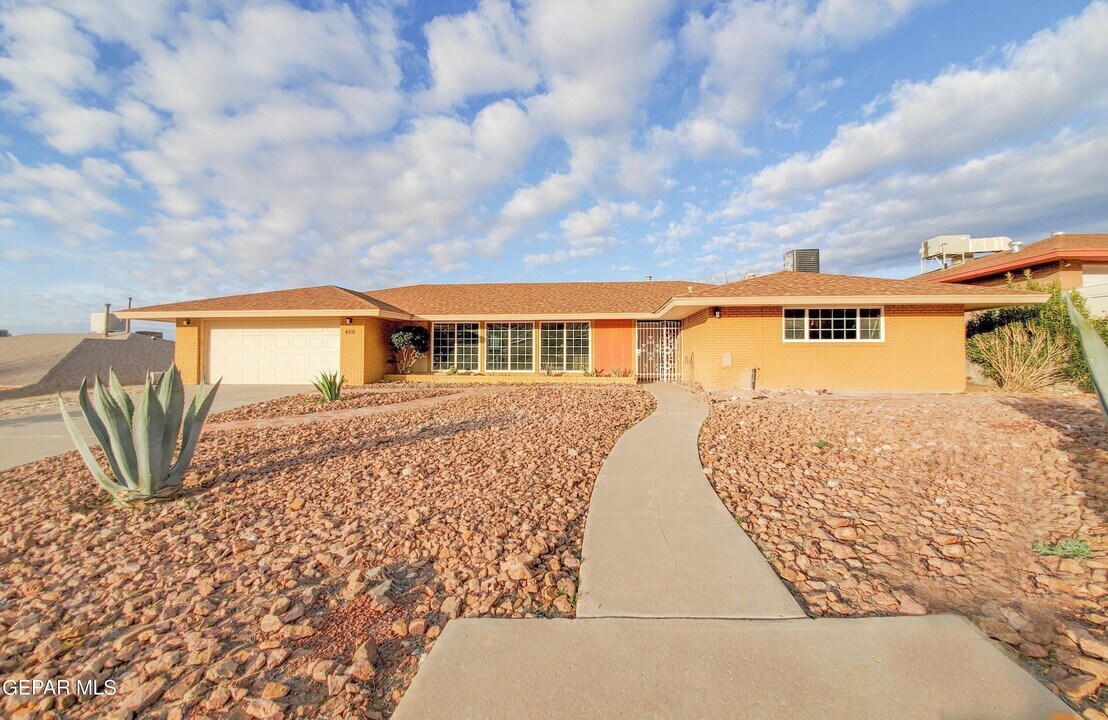 4311 N Stanton St in El Paso, TX - Building Photo