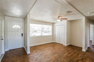 6648 Osborne Dr in Lantana, FL - Foto de edificio - Building Photo