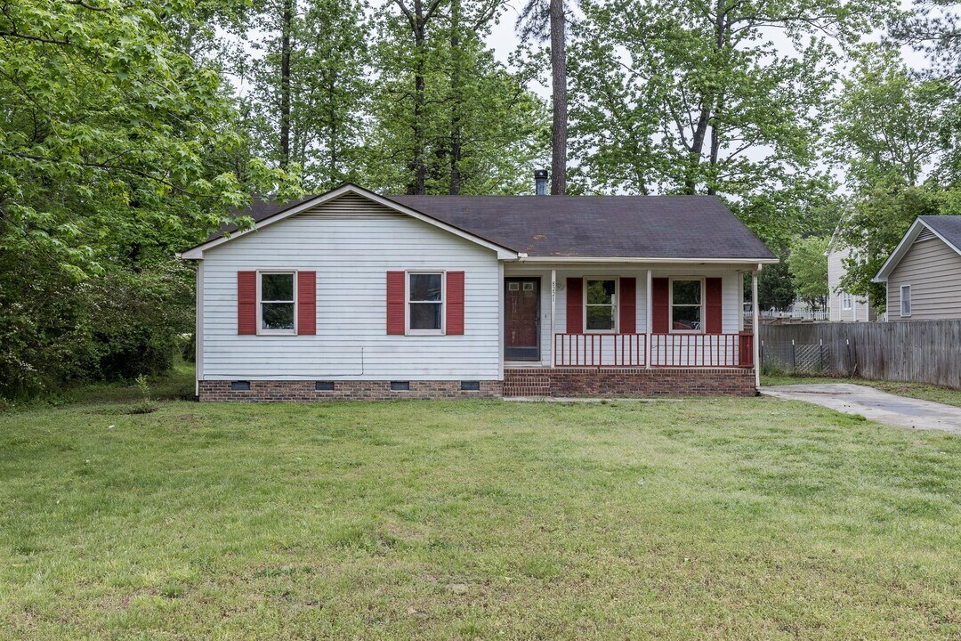8221 Rocky Ct in Raleigh, NC - Building Photo
