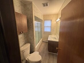 22 Pettingill St, Unit 2 in Lewiston, ME - Foto de edificio - Building Photo