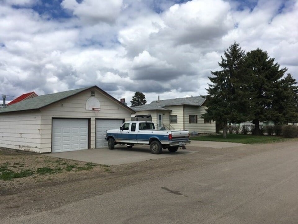 290 S 10th Ave in Forsyth, MT - Building Photo