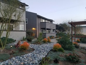 Barnes Manor in Oceanside, CA - Foto de edificio - Other