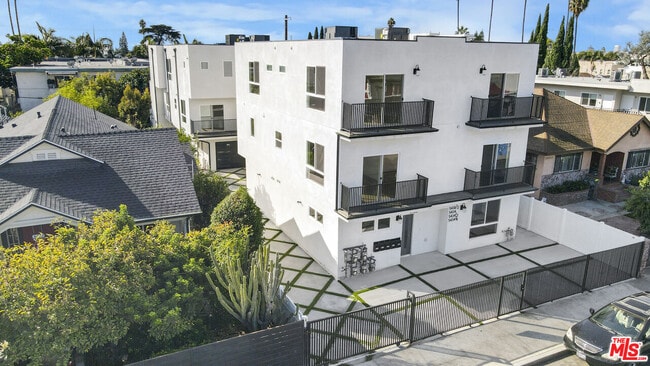 5438 Romaine St in Los Angeles, CA - Building Photo - Building Photo