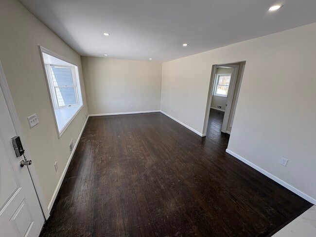 351 Wicks Rd, Unit 1 in Brentwood, NY - Foto de edificio - Building Photo