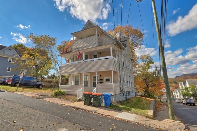 90 Hillside Ave in Meriden, CT - Building Photo - Building Photo