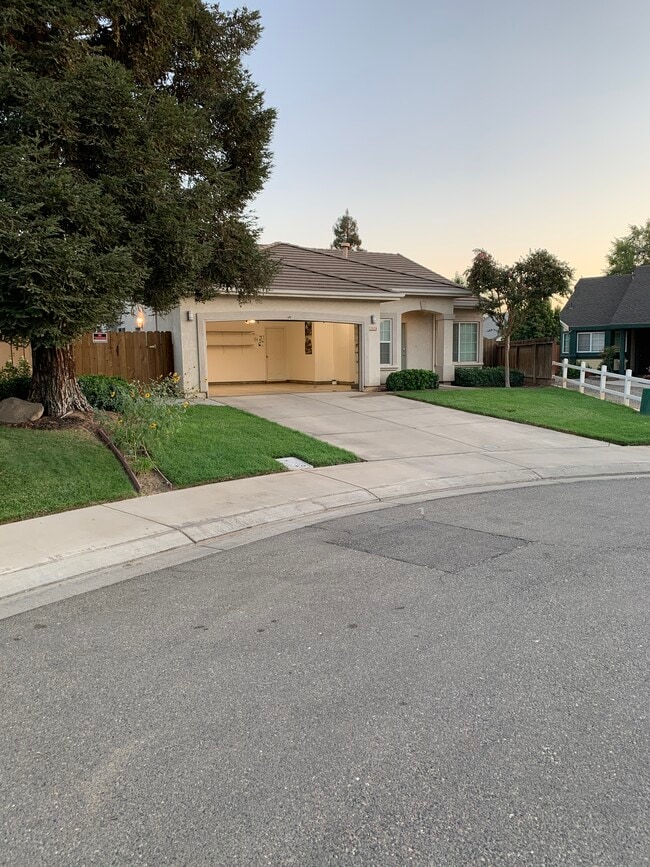 2626 Capella Dr in Merced, CA - Foto de edificio - Building Photo