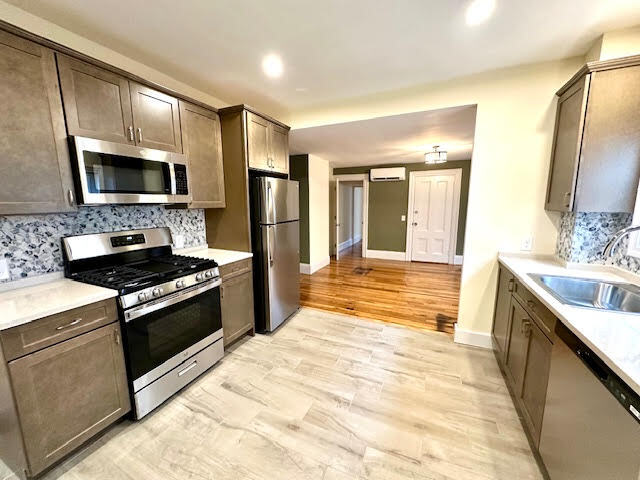 37 Gordon St, Unit 1 in Waltham, MA - Foto de edificio - Building Photo