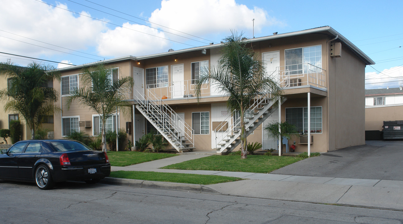 305 E Navilla Pl in Covina, CA - Foto de edificio