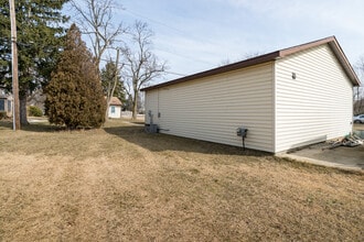 83 W Drahner Rd in Oxford, MI - Building Photo - Building Photo