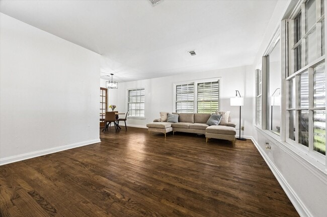 property at 2423 Meadow Ln