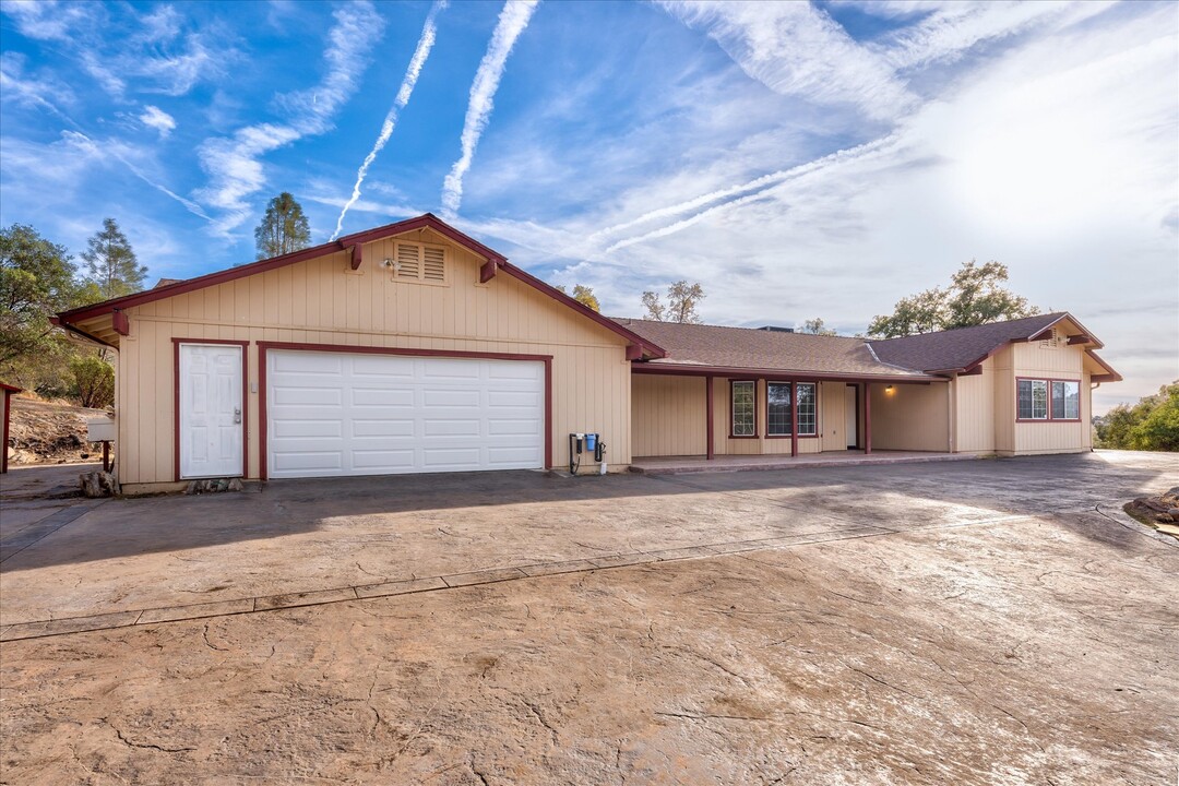 43106 Revis Cir E in Coarsegold, CA - Building Photo