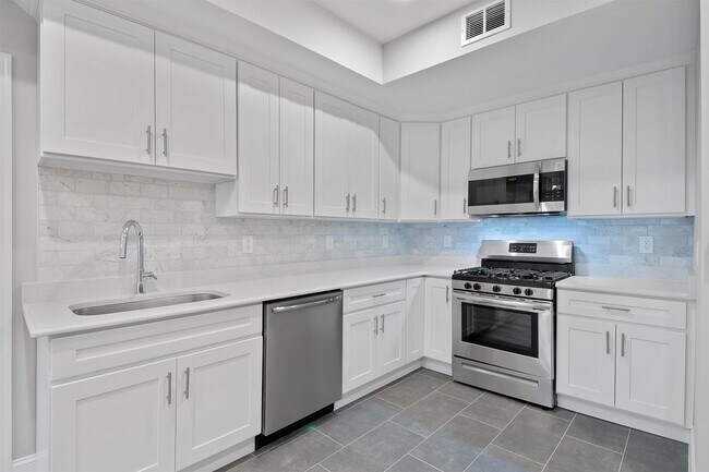 311-315-315 West Side Ave in Jersey City, NJ - Building Photo - Building Photo