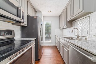 2300 Augusta Dr in Houston, TX - Building Photo