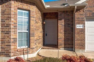 6321 Kristen Dr in Fort Worth, TX - Foto de edificio - Building Photo