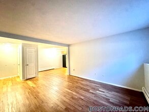 715 N Main St, Unit 6 in Fall River, MA - Foto de edificio - Building Photo