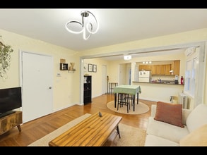 2819 21st Ave, Unit 1 in Astoria, NY - Foto de edificio - Building Photo