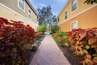 8015 Limestone Ln in Sarasota, FL - Building Photo - Building Photo