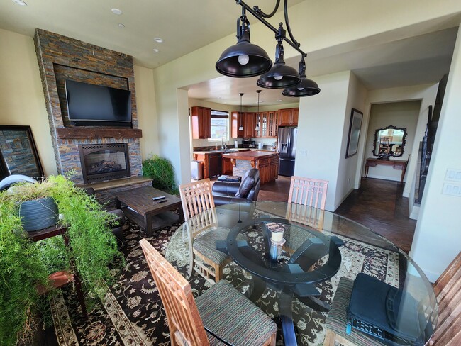 2296 Holly Dr in Paso Robles, CA - Foto de edificio - Building Photo